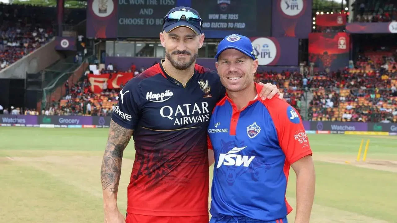 IPL 2024 RCB vs DC: బెంగళూరులోని చిన్నస్వామి స్టేడియంలో రాయల్ ఛాలెంజర్స్ బెంగళూరు వర్సెస్ ఢిల్లీ క్యాపిటల్స్ మధ్య జరగనున్న మ్యాచ్‌కు వర్షం ముప్పు పొంచి ఉంది. బెంగళూరులో గత వారం రోజులుగా సాయంత్రం వేళల్లో వర్షాలు కురుస్తుండటంతో ఆదివారం జరగాల్సిన మ్యాచ్‌కు వరుణుడు అంతరాయం కలిగిస్తాడనే ఆందోళన నెలకొంది. ఎందుకంటే ఈ మ్యాచ్ ఆర్సీబీకి కీలకం. ఢిల్లీ క్యాపిటల్స్‌పై గెలిస్తేనే ఆర్‌సీబీకి ప్లే ఆఫ్‌లోకి ప్రవేశించే అవకాశం ఉంటుంది. మ్యాచ్ జరగకపోతే ఆర్సీబీ జట్టు ప్లేఆఫ్ రేసు నుంచి నిష్క్రమించడం దాదాపు ఖాయం.