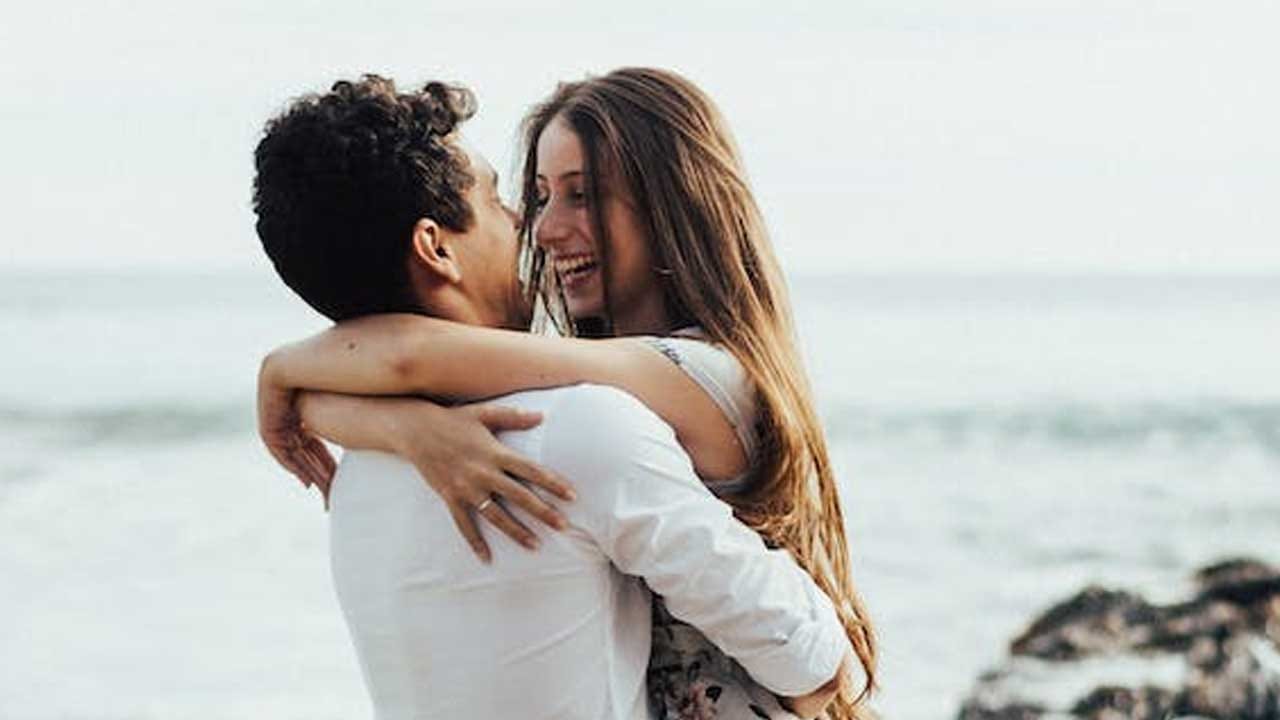 ఆమోదయోగ్యత: జీవితంలో ప్రతి ఒక్కరి స్వభావం భిన్నంగా ఉంటుంది. అటువంటి పరిస్థితిలో, సంబంధంలో అంగీకారం కలిగి ఉండటం చాలా ముఖ్యం. అంటే మీరిద్దరూ లోపాలను, బలాలను ఒకరినొకరు అంగీకరించి సామరస్యంగా జీవించగలరని అర్థం. సంబంధాలలో హెచ్చు తగ్గులు ఉన్నప్పటికీ.. అనుకూలతతో మీరు వాటిని సానుకూల పద్ధతిలో ఎదుర్కోవచ్చు.