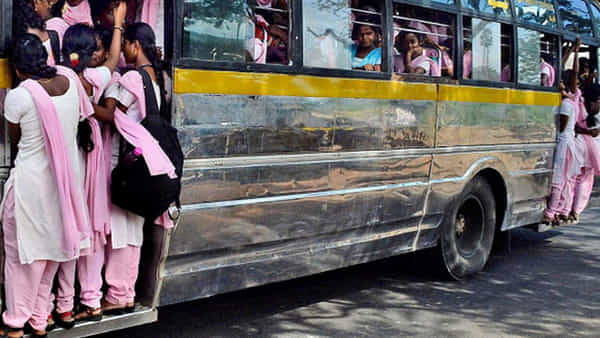 Telangana: ఫుట్బోర్డ్ ప్రయాణం ప్రమాదం అనేది ఇందుకే.. మహిళ నిండు ప్రాణం..