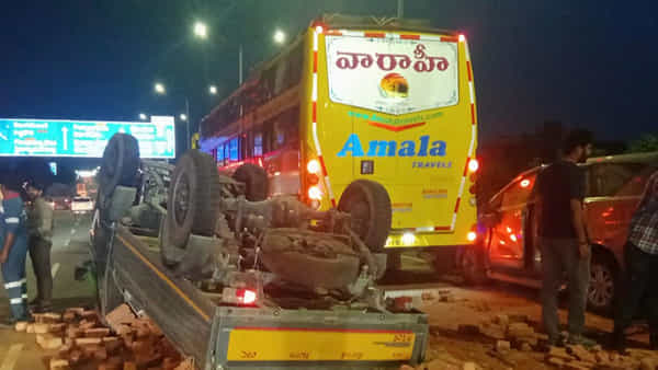 అతివేగంగా ప్రయాణిస్తున్న బస్సు.. 30 మంది ప్రయాణీకుల ఆందోళన