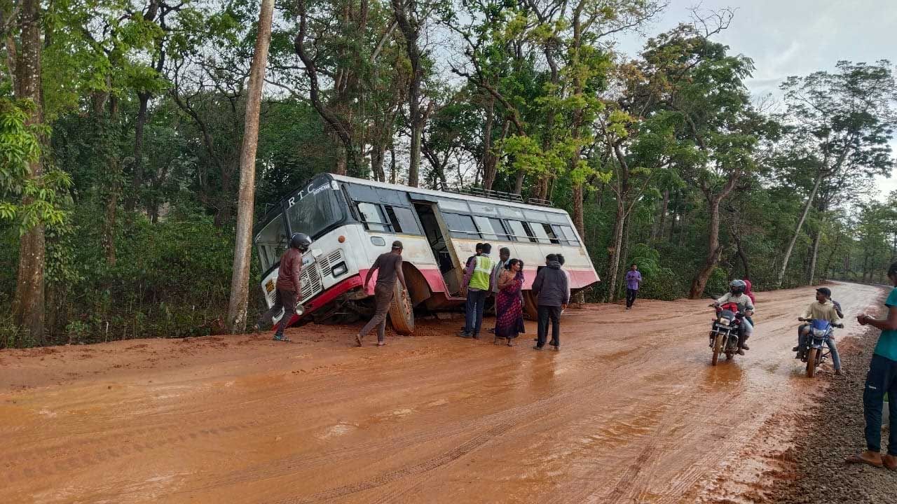 AP News: తృటిలో తప్పిన పెను ప్రమాదం..చింతపల్లి ఘాట్ రోడ్డులో వస్తుండగా..