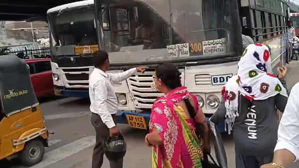 Watch Video: తన భార్య కోసం బస్ అపలేదని. ఏకంగా కండెక్టర్ను ఏం చేశాడంటే..