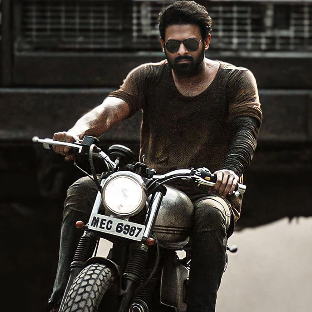 ప్రభాస్కి స్ట్రాంగ్ ఫ్యాన్ బేస్ ఉన్న జపాన్లో సలార్ రిలీజ్కి రెడీ అవుతోంది. ప్రభాస్, పృథ్విరాజ్, శ్రుతిహాసన్ నటించిన ఈ మూవీకి అక్కడ క్రేజ్ మామూలుగా లేదు. ప్రశాంత్ నీల్ తరహా మేకింగ్ స్టైల్తో జపాన్ ప్రేక్షకులను అట్రాక్ట్ చేయడం కోసం రెడీ అవుతోంది సలార్.