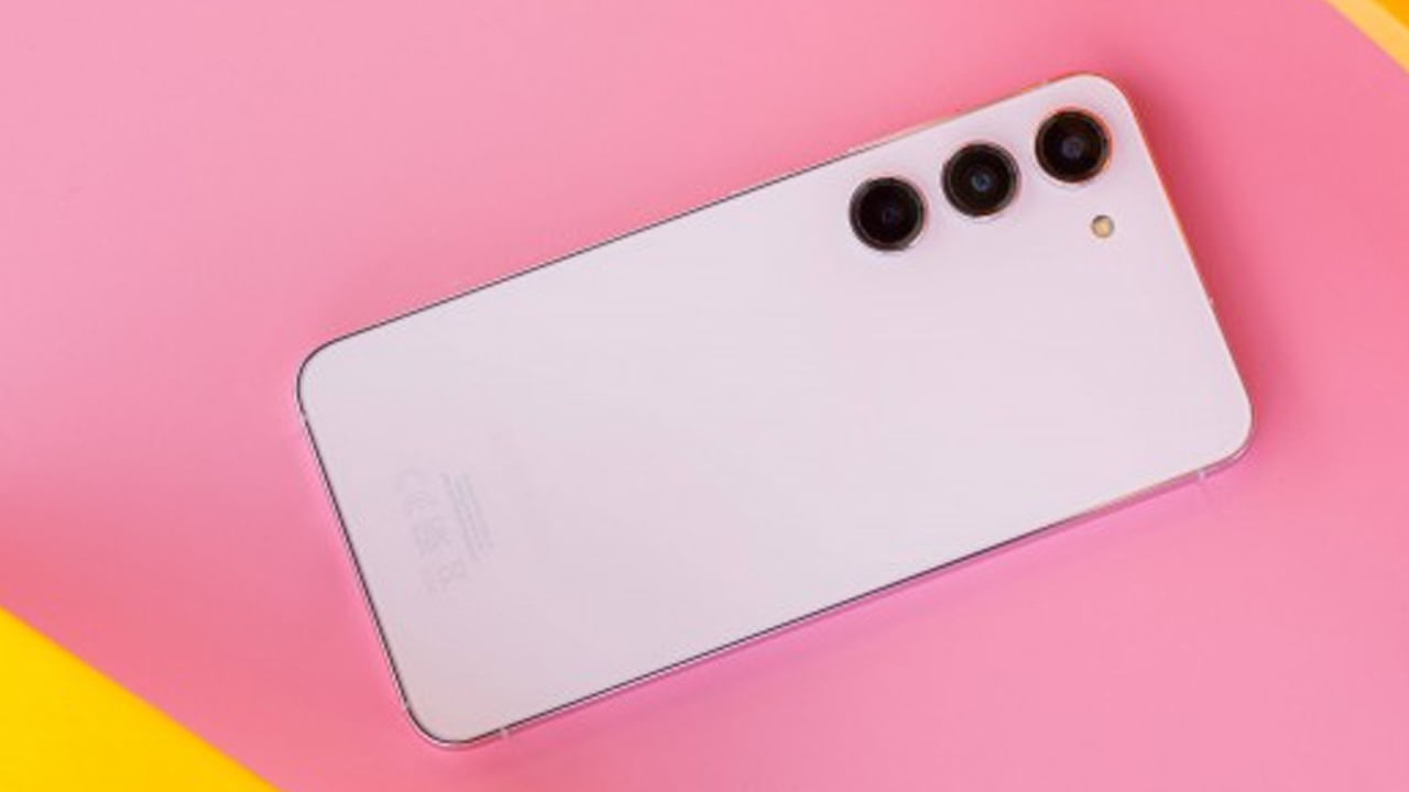 ప్రముఖ ఎలక్ట్రానిక్ దిగ్గజం సామ్సంగ్కు చెందిన ఫోన్పై భారీ డిస్కౌంట్ లభిస్తోంది. సామ్సంగ్ గ్యాలక్సీ ఎస్ 23పై ఫ్లిప్కార్ట్లో భారీ డీల్ లభిస్తోంది. ఈ ఫోన్పై ఏకంగా రూ. 20 వేల డిస్కౌంట్ లభిస్తోంది.