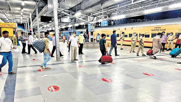 Secunderabad: రైల్వే స్టేషన్లో తేడాగా కనిపించిన ప్యాసింజర్.. అతని లగేజ్ చెక్ చేయగా..