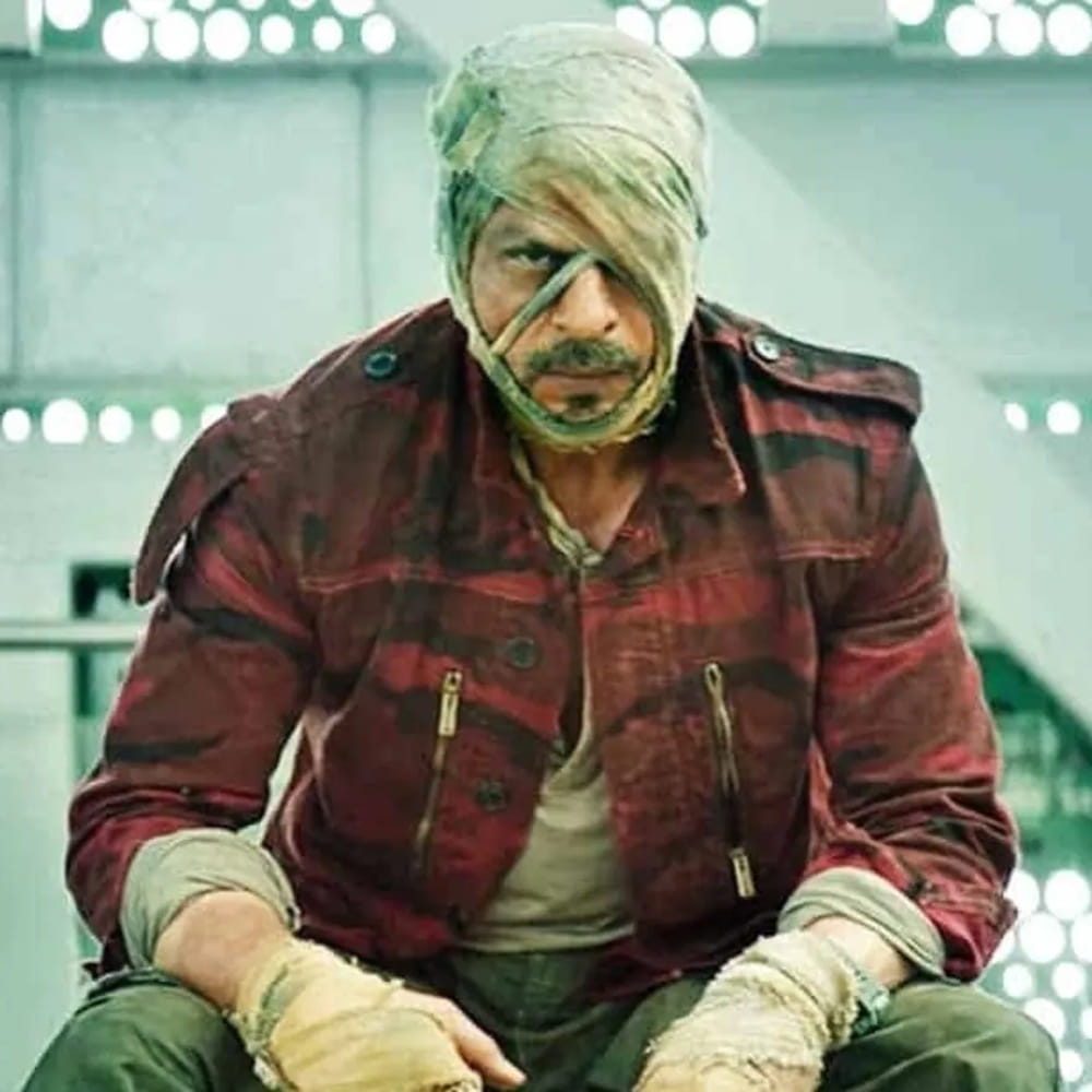 వరుసగా మూడు సినిమాలతో అలసిపోయిన షారూఖ్‌, డంకీ రిలీజ్ తరువాత లాంగ్ బ్రేక్ తీసుకున్నారు. ఆ తరువాత ఐపీఎల్ స్టార్ట్ కావటంతో తన టీమ్‌కు సపోర్ట్ చేసేందుకు ఎక్కువ టైమ్ కేటాయిస్తున్నారు. ఇలా ఇతర కమిట్మెంట్స్ కారణంగా కొత్త సినిమా ఇంకా స్టార్ట్ కాలేదు. అయితే సినిమాలు లేకపోయినా... క్రికెట్ గ్రౌండ్‌లో షారూఖ్‌ను చూసి సరిపెట్టుకుంటున్నారు ఫ్యాన్స్‌.
