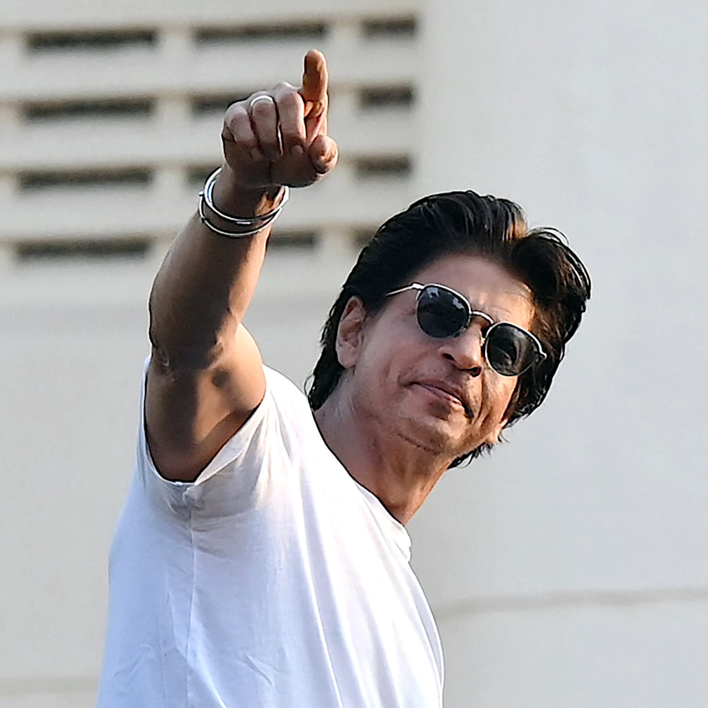 2023 షారూఖ్ ఖాన్ కెరీర్‌లో గోల్డెన్ ఇయర్ అనే చెప్పాలి. ఒక ఏడాది మూడు రిలీజ్‌లు అందులో రెండు బ్లాక్‌బస్టర్లు, ఒక సూపర్ హిట్. బిగ్గెస్ట్ ఎవ్వర్ కంబ్యాక్‌, ఇలా ఒక్క ఏడాదిలోనే ఎన్నో విజయాలు సాధించారు బాద్‌షా. కానీ ఆ జోరు 2024లో మాత్రం కనిపించటం లేదంటున్నారు కింగ్ ఖాన్‌ ఫ్యాన్స్‌. ఇంతకీ షారూఖ్‌ స్లో అవ్వడం వెనుక రీజనేంటి?