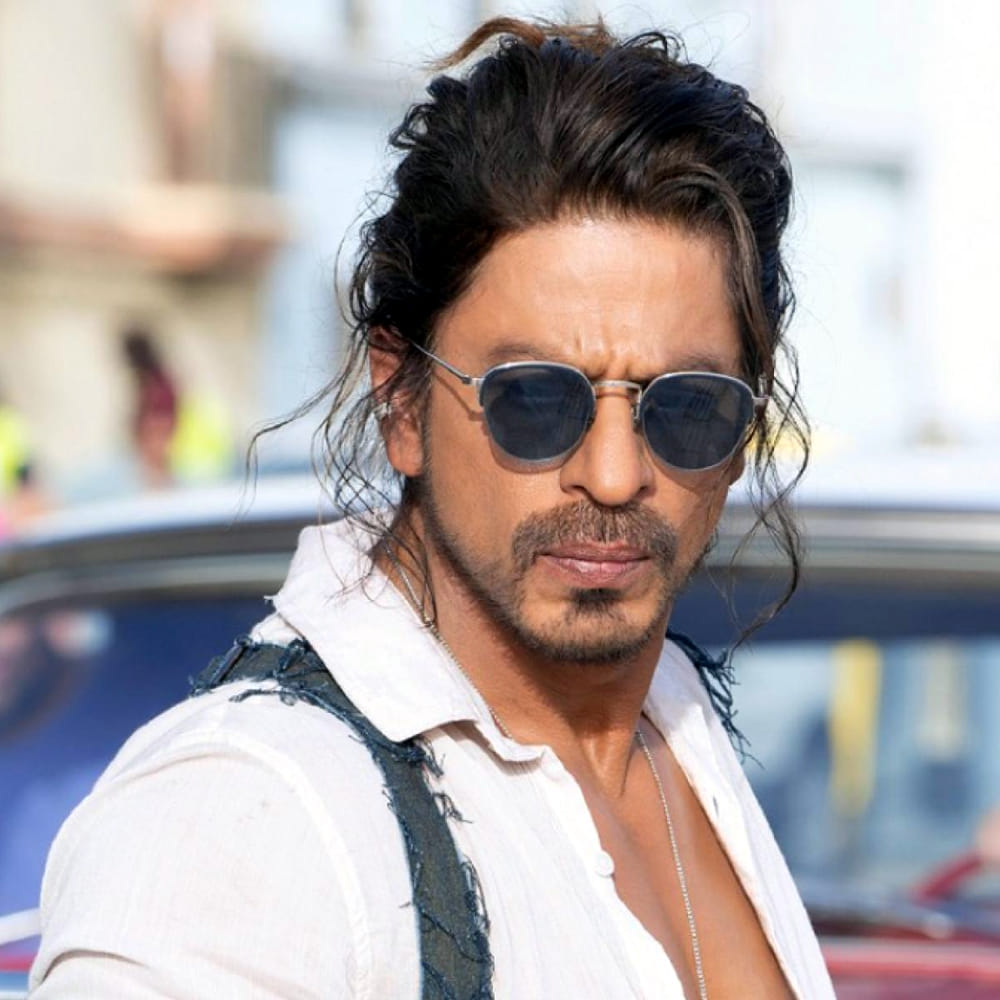 దాదాపు పదేళ్ల తరువాత పఠాన్ సినిమాతో బ్లాక్ బస్టర్ సక్సెస్‌ సాధించారు షారూఖ్‌ ఖాన్‌. ఆ సినిమాతో వెయ్యి కోట్ల క్లబ్‌లోకి ఎంట్రీ ఇచ్చి బాలీవుడ్‌లో తన మార్కెట్ స్టామినా ఏంటో మరోసారి ప్రూవ్ చేశారు. అదే జోరులో జవాన్ సినిమాతో మరో బిగ్ హిట్‌ను తన ఖాతాలో వేసుకున్నారు. ఈ రెండు సినిమాలు ఒకే ఏడాదిలో రిలీజ్‌ కావటంతో సింగిల్ క్యాలెండర్‌లో హయ్యస్ట్ కలెక్షన్స్‌ సాధించిన వన్‌ అండ్‌ ఓన్లీ హీరోగా రికార్డ్ సృష్టించారు.
