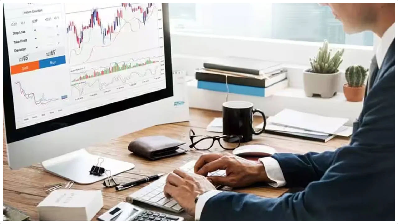 డివిడెండ్ చెల్లించాలా వద్దా అనేది కంపెనీపై ఆధారపడి ఉంటుంది. ఇది పూర్తిగా కంపెనీ నిర్ణయమే. కొన్ని కంపెనీలు డివిడెండ్‌లు చెల్లించవు. అలాగే వ్యాపార వృద్ధికి ఆ డబ్బును తిరిగి పెట్టుబడి పెట్టవు. కొన్ని కంపెనీలు డివిడెండ్లను క్రమం తప్పకుండా చెల్లిస్తాయి. వారు తమ లాభాలను వాటాదారులతో పంచుకుంటారు.