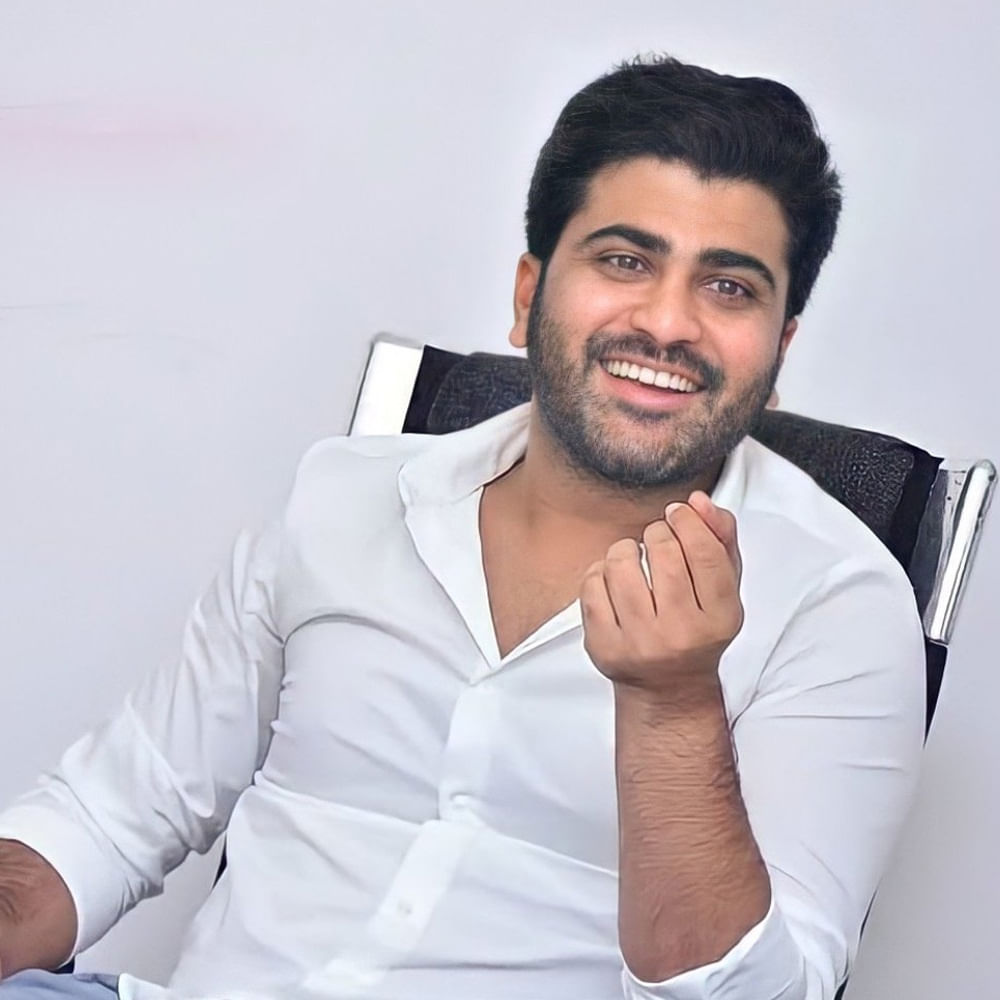 ఏప్రిల్ ఎండింగ్లో ఉన్నాం. ఎండలు మండిపోతున్నాయి. అయినా మన సినీ స్టార్స్ మాత్రం నిర్విరామంగా షూటింగులు చేస్తూనే ఉన్నారు. హైదరాబాద్లో కొందరుంటే, ఇతర ప్రాంతాల్లో మరికొందరు షూటింగులు చేస్తున్నారు. ఇంతకీ ఏయే స్టార్ ఎక్కడెక్కడున్నారో ఓ లుక్ వేసేద్దాం వచ్చేయండి..