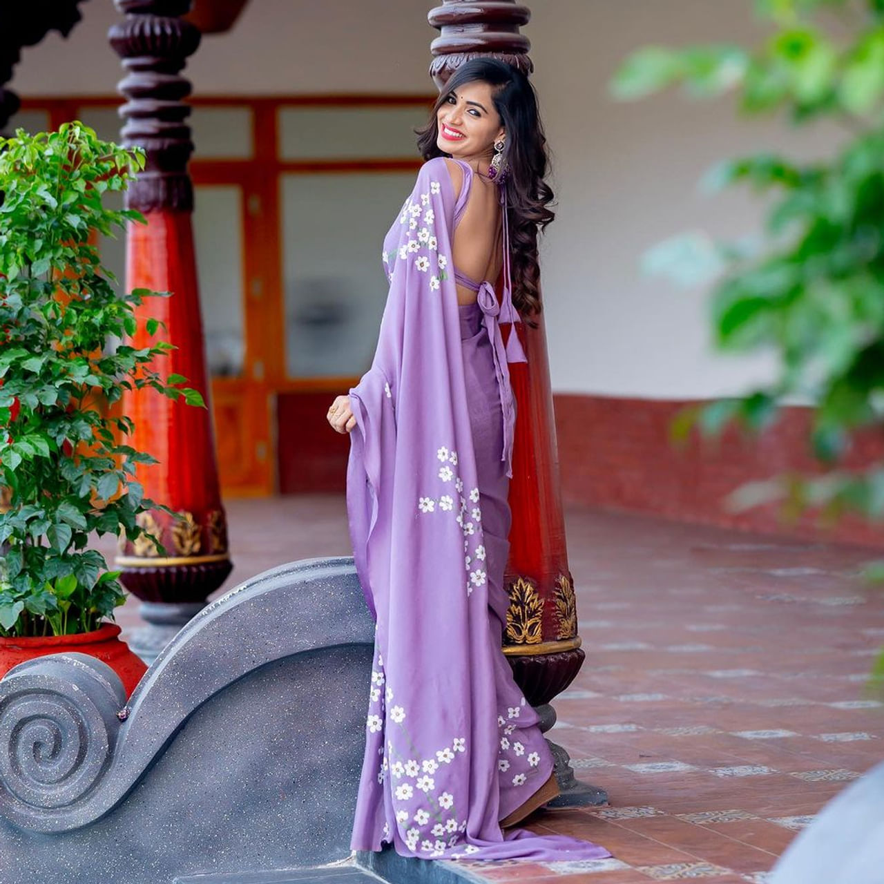 ఓర చూపుతో కట్టిపడేస్తోన్న శోభా శెట్టి.. చీరకట్టులో అందాల రాక్షసిలా..