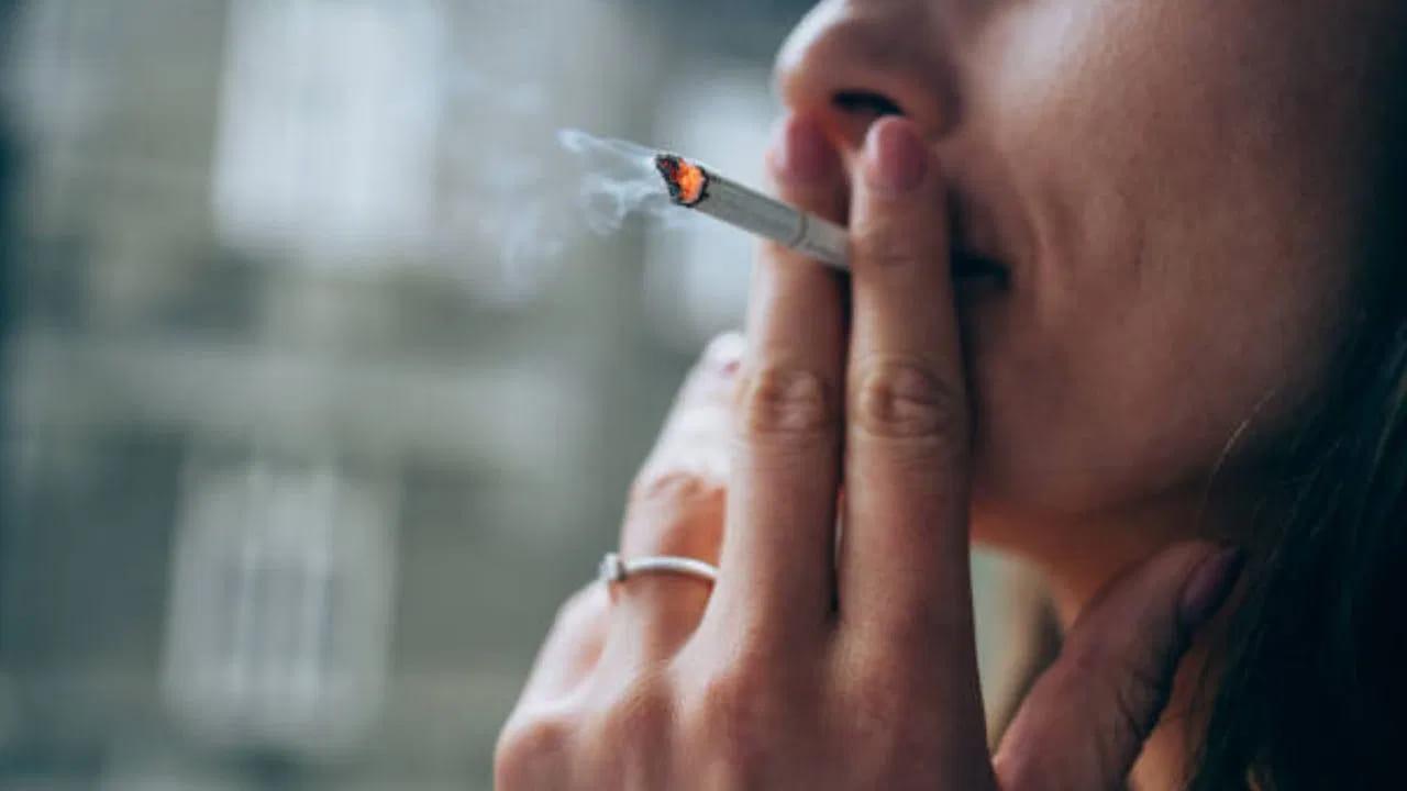 ఆఫీసులో అధిక పని ఒత్తిడి లేదంటే వ్యక్తిగత జీవితంలో కల్లోలాలు ఏదైతేనేం.. కాస్త ఉపశమనం పొందేందుకు, మానసిక ఒత్తిడిని తగ్గించుకోవడానికి చాలా మంది సిగరెట్లను ఆశ్రయిస్తుంటారు. అయితే ఇది ఒత్తిడిని తగ్గిస్తుందా లేదా అనే విషయం పక్కన పెడితే కానీ ధూమపానం ఖచ్చితంగా ఆరోగ్యానికి మంచిది కాదు.