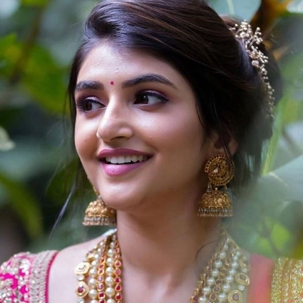 సితార ఎంటర్‌టైన్మెంట్స్ నిర్మిస్తున్న ఈ చిత్రం 2025 సంక్రాంతికి విడుదల కానుంది. శ్రీలీల ఇందులో రవితేజకి జోడీగా నటించబోతున్నారు. ధమాకాతోనే ఈ భామ దశ తిరిగిపోయింది. కెరీర్ కష్టాల్లో ఉన్నపుడు.. సెకండ్ ఇన్నింగ్స్‌లోనూ మాస్ రాజానే మరోసారి శ్రీలీలకు ఆఫర్ ఇస్తున్నారు.