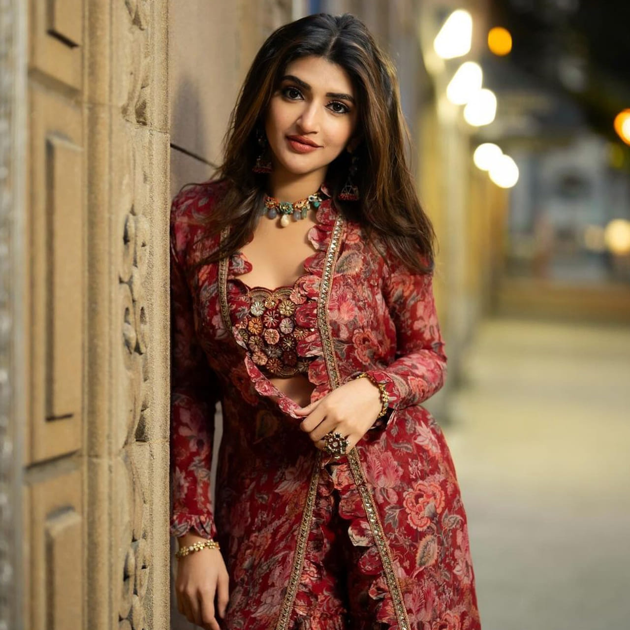 టాలీవుడ్ మోస్ట్ వాంటెడ్ హీరోయిన్ ఈజ్ బ్యాక్. బ్యాక్ టూ బ్యాక్ చిత్రాలతో థియేటర్లలో సందడి చేసిన శ్రీలీల.. కొన్నిరోజులుగా సైలెంట్ అయ్యింది. చివరగా గుంటూరు కారం సినిమాలో కనిపించిన ఈ  బ్యూటీ ఆ తర్వాత మరో ప్రాజెక్ట్ అనౌన్స్ చేయలేదన్న సంగతి తెలిసిందే. 