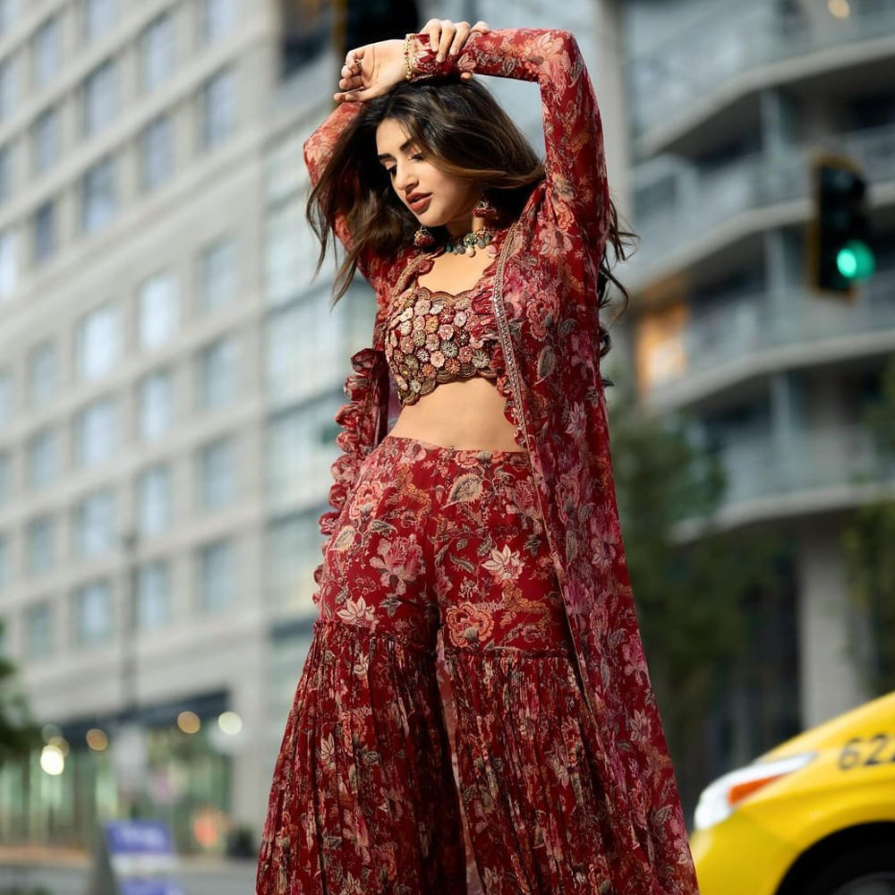 గుంటూరు కారం సినిమా కంటే ముందు వరుసగా హిట్స్ అందుకుంటూ ఫుల్ జోష్ మీదున్న శ్రీలీల ఖాతాలో డిజాస్టర్స్ వచ్చి చేరాయి. ఆదికేశవ, ఎక్స్ ట్రా ఆర్టినరీ మెన్ చిత్రాలు దారుణమైన పరాజయాలను చూశారు. దీంతో నెక్ట్స్ మూవీ సెలక్షన్ విషయంలో జాగ్రత్తలు తీసుకుంటున్నట్లు తెలుస్తోంది. 