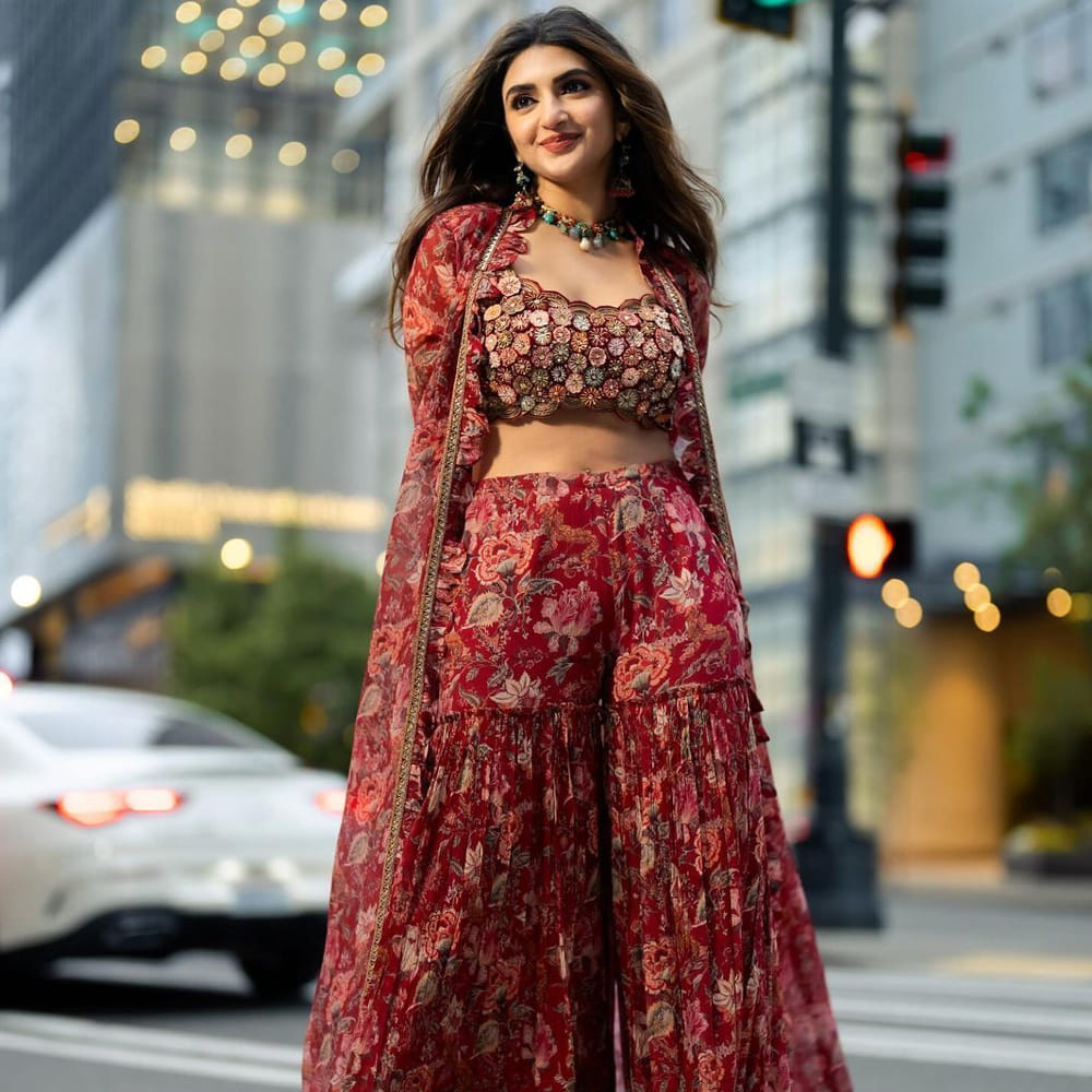  ఎంబీబీఎస్ ఎగ్జామ్స్, స్టడీ అంటూ చాలా రోజులుగా సినిమాలకు దూరంగా ఉంటుంది శ్రీలీల. అటు సోషల్ మీడియాలోనూ సైలెంట్ అయ్యింది. అందం, అభినయం, డాన్స్ ఇలా అన్ని విషయాల్లనూ అభిమానులను అలరించింది శ్రీలీల. 