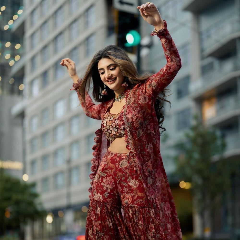 తాజాగా శ్రీలీల మరో క్రేజీ ప్రాజెక్టుకు గ్రీన్ సిగ్నల్ ఇచ్చినట్లు తెలుస్తోంది. ఇన్నాళ్లు సైలెంట్ అయిన ఈ బ్యూటీ.. ఇప్పుడు మాస్ మాహారాజా రవితేజ జోడిగా నటించేందుకు రెడీ అయ్యిందట. రవితేజ కొత్త సినిమాకు శ్రీలీల ఓకే చెప్పినట్లు టాక్ వినిపిస్తుంది. 