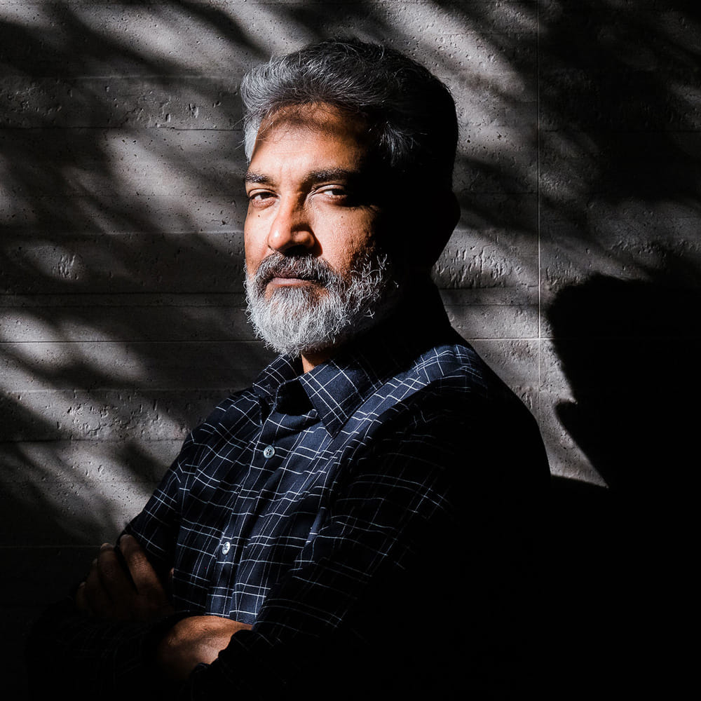 కె.ఎల్‌.నారాయణ ఇంత క్లారిటీ ఇచ్చిన తర్వాత కూడా...  ప్రొడక్షన్‌ విషయంలో ఇంటర్నేషనల్‌ కొలాబరేషన్‌ జరుగుతోందా అనే అనుమానాలు వినిపిస్తున్నాయి.  రెండు నెలలుగా మహేష్ - జక్కన్న సినిమా ప్రీ ప్రొడక్షన్‌ జరుగుతోంది. ప్రతి చిన్న విషయాన్నీ కె.ఎల్‌.నారాయణకి చెప్పే చేస్తున్నారట జక్కన్. 