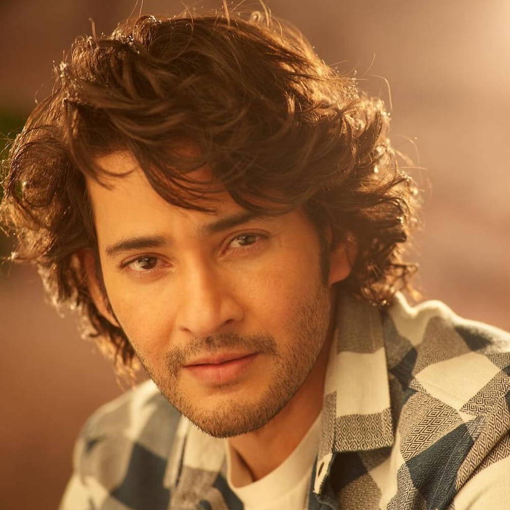 ఇంటర్నేషనల్‌ స్థాయిలో ఎక్కడా ఖర్చుకు తగ్గకుండా సినిమా చేస్తానని అనౌన్స్  చేశారు దుర్గా ఆర్ట్స్ అధినేత కె.ఎల్‌.నారాయణ. 15 ఏళ్ల క్రితమే రాజమౌళి - మహేష్‌ తో సినిమా చేయాలనుకుంటే ఇప్పటికి సాధ్యమైందని చెప్పారు. అంతే కాదు, రాజమౌళికి హాలీవుడ్‌ ఆఫర్లు చాలా వచ్చినా వాటికి కాదనుకుని తన సంస్థలో సినిమా చేస్తున్నారని అన్నారు. 