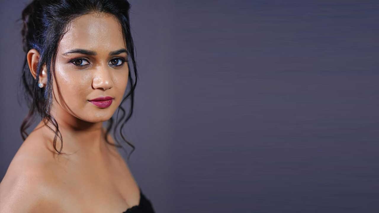 తరుచు సోషల్ మీడియాలో యాక్టీవ్ గా ఉంటూ తన క్రేజీ ఫోటోలతో కుర్రాళ్లను ఫిదా చేస్తుంది. తాజాగా సోషల్ మీడియా వేదికగా షేర్ చేసిన ఈ ముద్దుగుమ్మ సిజ్లింగ్ ఫోటోలకు కుర్రకారుకు చెమటలు పడుతున్నాయి.