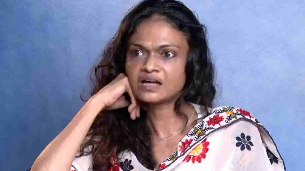 Singer Suchitra: ధనుష్ గే అంటూ షాకింగ్ కామెంట్స్.. సింగర్ సుచిత్రకు లీగల్ నోటీసులు..