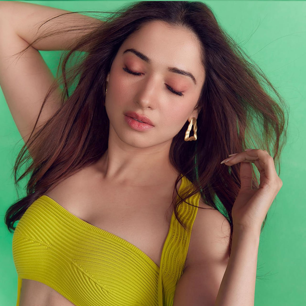 Tamannaah Bhatia: హౌస్‌ ఆఫ్‌ వ్యాక్స్ మూవీ చూశాక తాను వ్యాక్సింగ్‌ చేయించుకోవడం మానేశానని అన్నారు తమన్నా. వ్యాక్స్ తో పలు రకాలుగా చంపడం చూసిన తర్వాత తాను ఈ నిర్ణయం తీసుకున్నట్టు తెలిపారు. ఆమె నటించిన బాక్‌ మే 3న విడుదల కానుంది. ఈ సినిమాలో తమన్నాతో పాటు రాశీ ఖన్నా కూడా నటించారు. రాశీ నిజాయతీగా పని చేస్తారని మెచ్చుకున్నారు తమన్నా. 