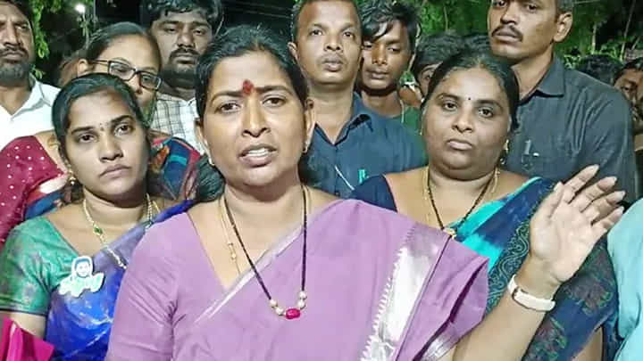 AP News: నల్లజర్లలో దాడి ఘటనపై తానేటి వనిత నిరసన.. AP News: నల్లజర్లలో దాడి ఘటనపై తానేటి వనిత నిరసన..