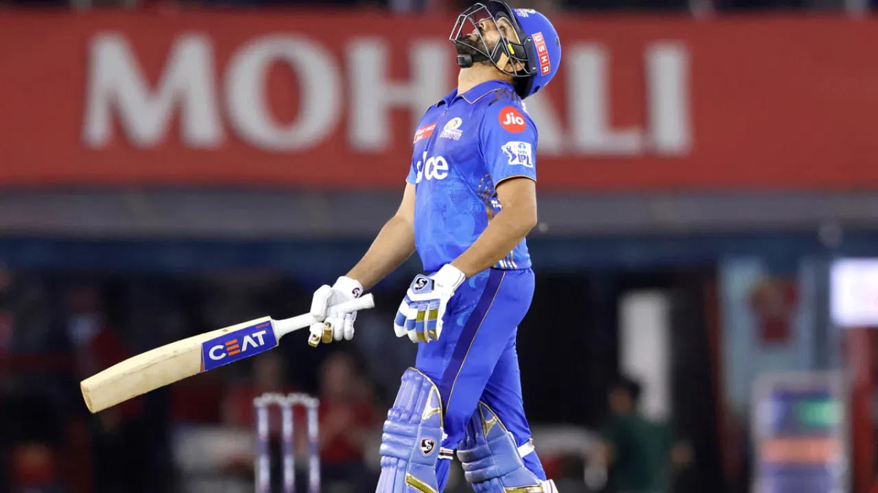 రోహిత్ శర్మ: 

ఈ ఐపీఎల్‌లో టీమిండియా కెప్టెన్ రోహిత్ శర్మ అంచనాలకు తగ్గట్లుగా రాణించడం లేదు. లక్నో సూపర్‌జెయింట్‌తో జరిగిన మ్యాచ్‌లో రోహిత్ కేవలం 4 పరుగులకే ఔటయ్యాడు. ప్రస్తుతం రోహిత్ ఫామ్ కూడా టీమిండియా టెన్షన్‌ని పెంచింది.

