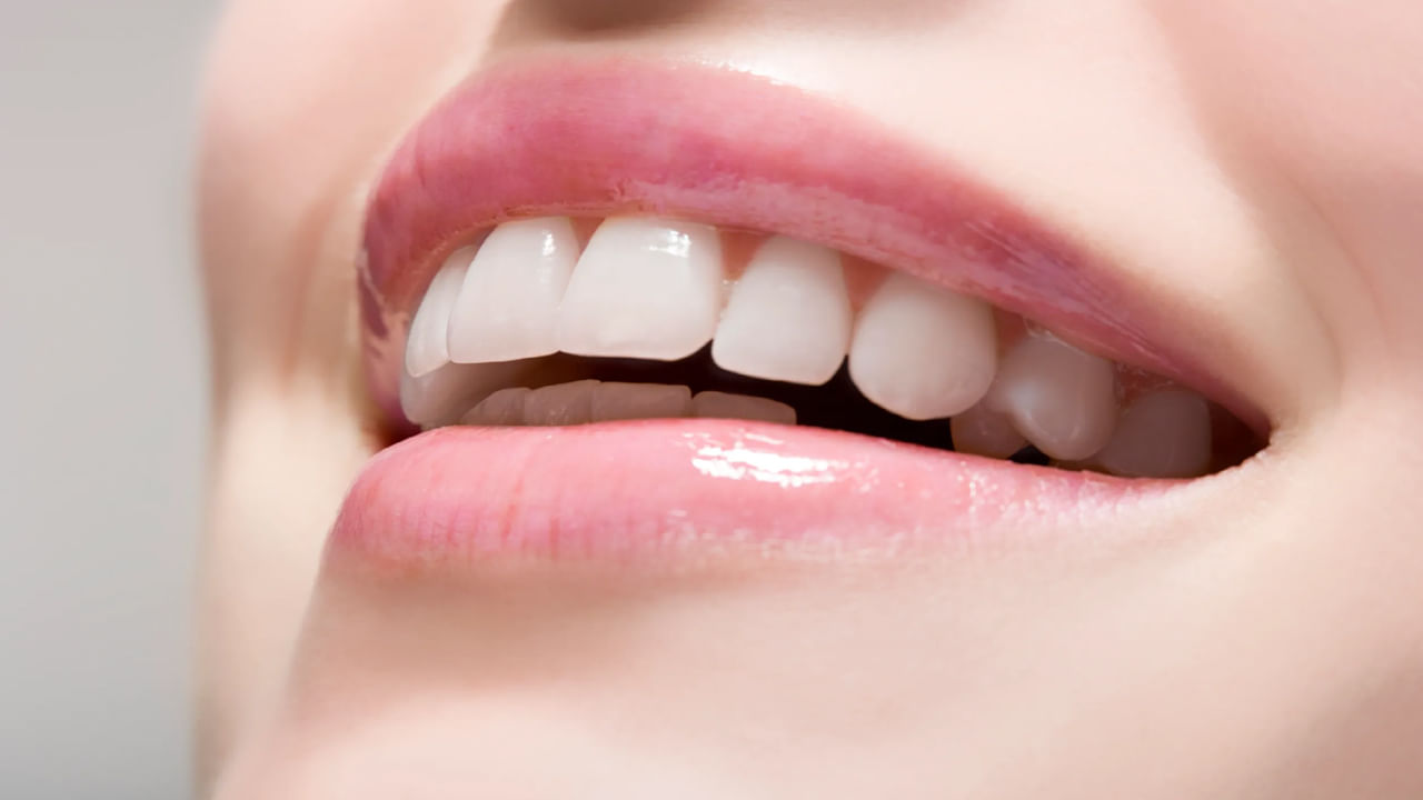 Teeth Whitening Tips: ఈ సింపుల్ చిట్కాలతో దంతాలను తెల్లగా మార్చుకోండి..