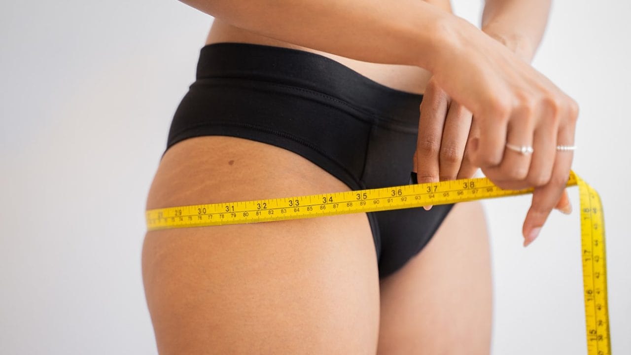 పోటాషియం, ఎలక్ట్రోలైట్స్, మెగ్నీషియం, క్యాల్షియం ఎక్కువగా ఉండే ఫుడ్స్ తీసుకోవడం వల్ల జీవక్రియ పెరిగి.. కొవ్వు స్పీడుగా తగ్గుతుంది. అలాగే కార్బోహైడ్రేట్స్ ఫుడ్స్ కూడా చాలా తక్కువగా తీసుకోవాలి. వీటి వల్ల శరీరంలో నీరు స్టోర్ అయి.. తొడలు లావుగా కనిపిస్తాయి.
