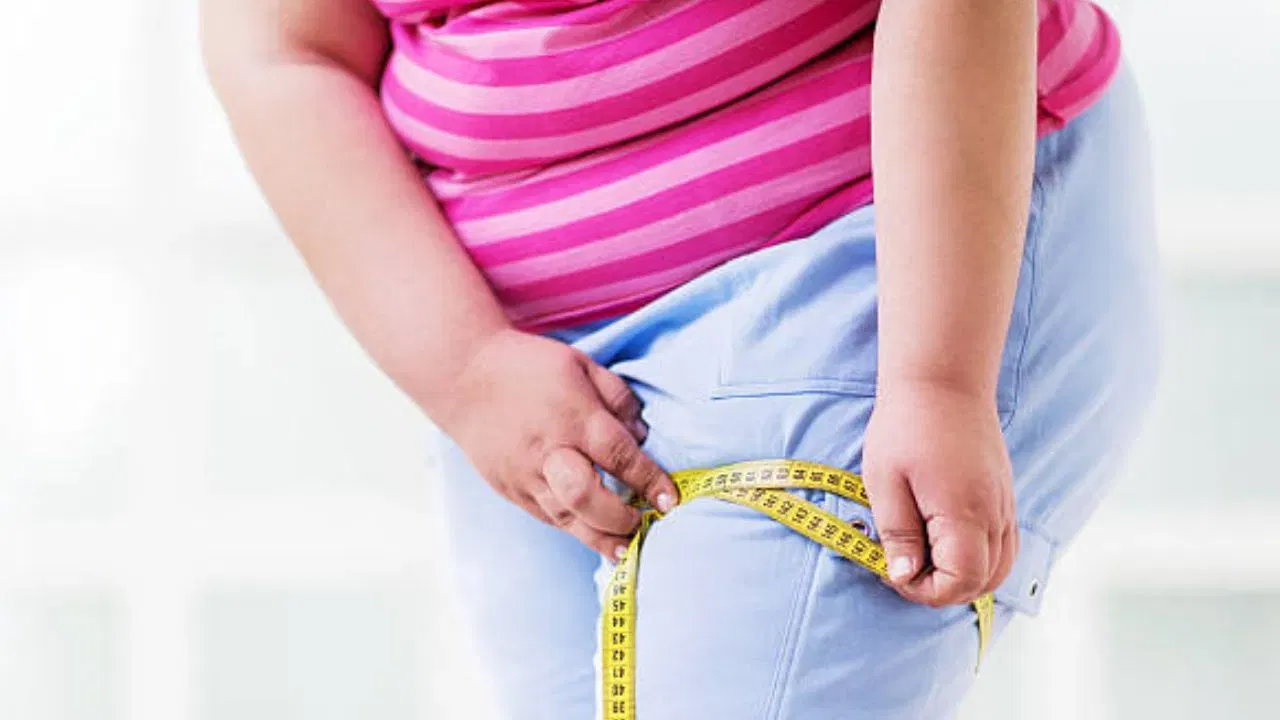 తొడ, నడుము భాగాల్లో పేరుకు పోయిన కొవ్వును తగ్గించడానికి కార్డియో అనేది బెస్ట్ వర్కౌట్. వాకింగ్ చేసినా, రన్నింగ్ చేసినా, సైకిలింగ్ చేసినా తొడ, నడుము భాగాల్లో ఉండే కొవ్వు ఈజీగా కరిగిపోతుంది. అలాగే తొడ కండరాలు బలంగా ఉంటాయి.
