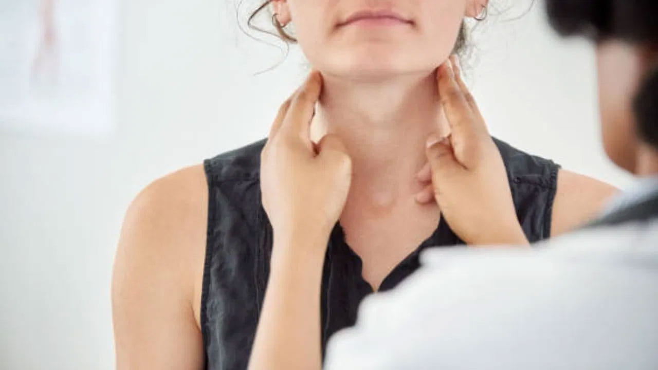 నేటి గజిబిజీ లైఫ్‌లో థైరాయిడ్ సమస్యలు సర్వసాధారణమైపోయాయి. యువతలో ఎక్కువ మంది థైరాయిడ్ సమస్యలతో బాధపడుతున్నారు. మరీ ముఖ్యంగా పురుషుల కంటే స్త్రీలు థైరాయిడ్ సమస్యలతో ఎక్కువగా ప్రభావితమవుతున్నారు.