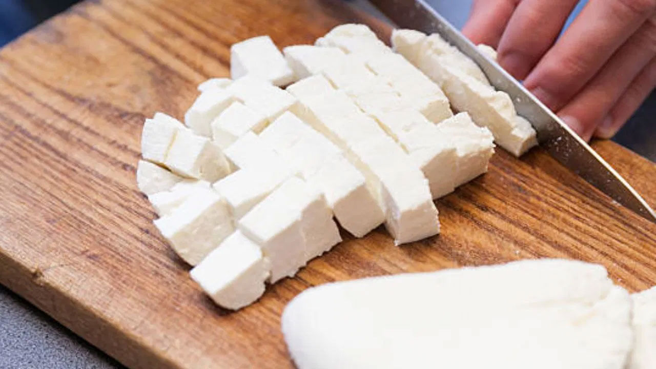 థైరాయిడ్ గ్రంధి సమస్యలకు ఒక కారణం శరీరంలో విటమిన్ డి లోపం. ఈ విటమిన్ శరీరానికి అవసరమైన పోషకాలను అందిస్తుంది. కాబట్టి ఆహారంలో విటమిన్-డి అధికంగా ఉండే విధంగా చూసుకోవాలి. జున్నులో విటమిన్-డి పుష్కలంగా ఉంటుంది. ఇది జీవక్రియను కూడా మెరుగుపరుస్తుంది. కాబట్టి మీరు బ్రేక్ ఫాస్ట్, లంచ్ లేదా డిన్నర్ కోసం చీజ్ కూడా మెను ఐటెమ్‌లో చేర్చుకోవచ్చు.