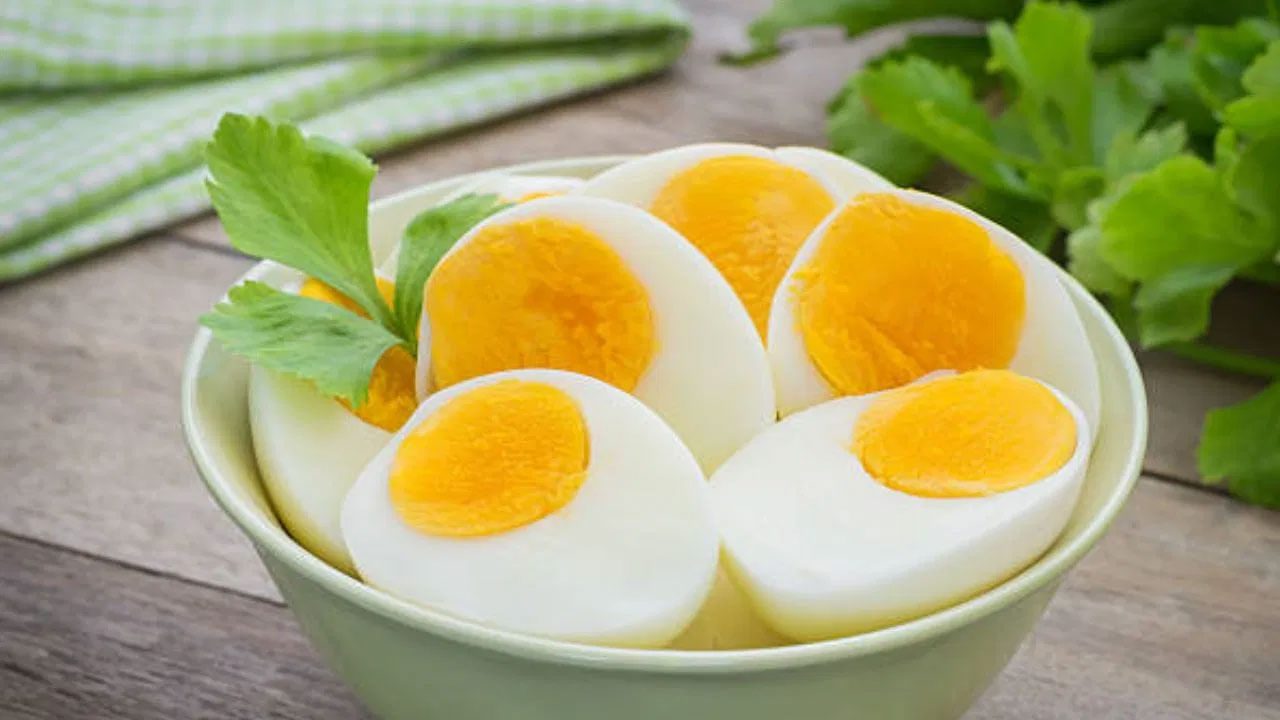 ప్రొటీన్లు అధికంగా ఉండే ఆహారాలలో గుడ్లు ఒకటి. ఇది విటమిన్-డి లోపాన్ని కూడా భర్తీ చేస్తుంది. రోగనిరోధక శక్తిని కూడా పెంచుతుంది. అందువల్ల పిల్లలు, వృద్ధులు, రోగులు ప్రతిరోజూ గుడ్లు తినాలని వైద్యులు సూచిస్తుంటారు. అయితే అధిక రక్తపోటు ఉన్నవారు మాత్రం ప్రతిరోజూ గుడ్లు తినకూడదు.