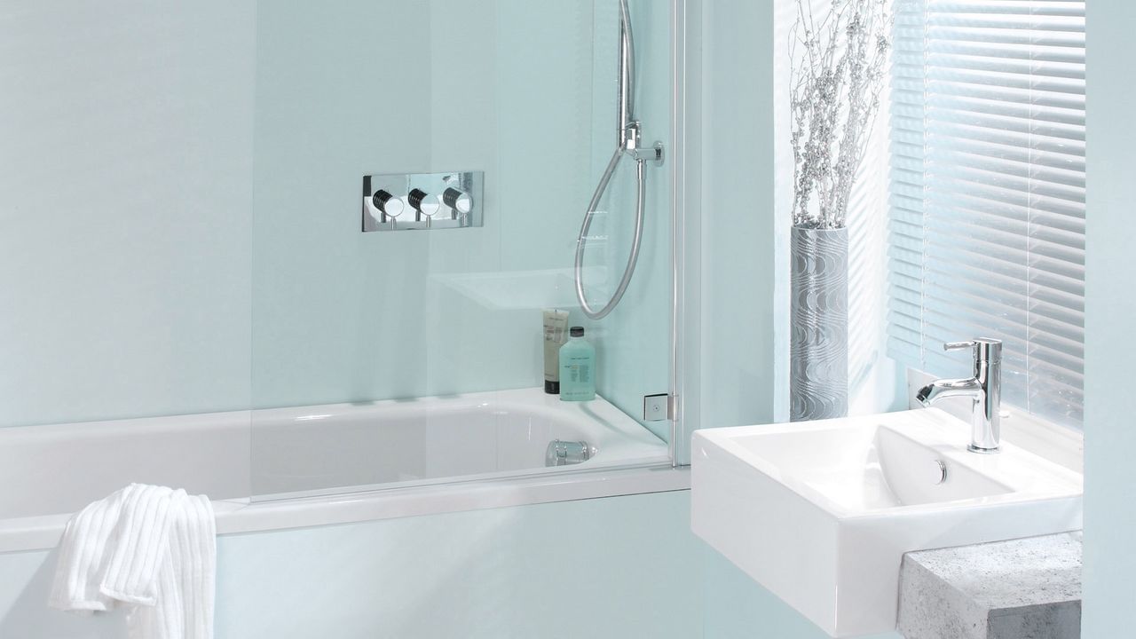 పసుపులో కూడా అనేక రకాలైన ఔషధ గుణాలు ఉంటాయి. పసుపు నీటిలో వేసి స్నానం చేయడం వల్ల చర్మ సమస్యలన్నీ దూరం అవుతాయి. మీరు స్నానం చేసే బకెట్ నీటిలో కొద్దిగా పసుపు కలిపి.. స్నానం చేయండి. తరచూ ఇలా చేస్తే దురద, దుర్వాసన కూడా తగ్గుతుంది.
