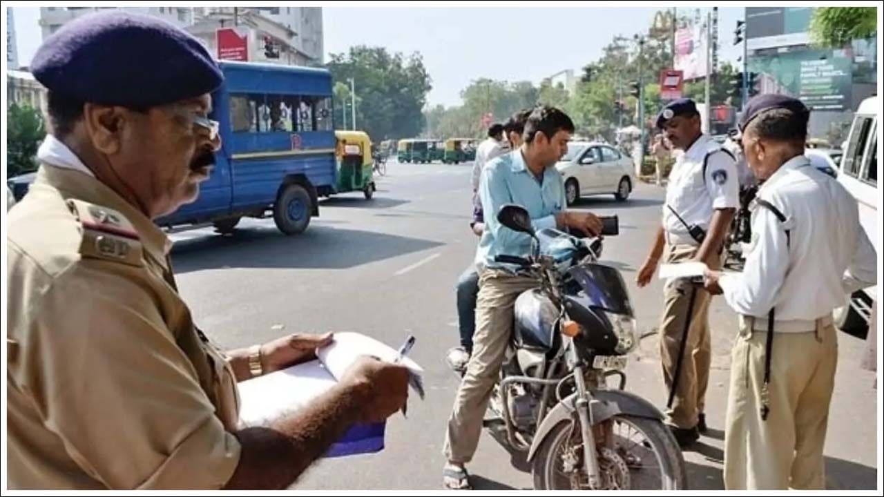 ట్రాఫిక్ రూల్స్‌లో కూడా మార్పులు: జూన్ 1 నుంచి ట్రాఫిక్ రూల్స్‌లో మార్పులు రానున్నాయి. కొత్త డ్రైవింగ్ లైసెన్స్ నిబంధనలు వచ్చే నెల నుంచి అమల్లోకి రానున్నాయి. ఎవరైనా ఈ నిబంధనలను అతిక్రమిస్తే భారీ జరిమానా చెల్లించాల్సి ఉంటుంది. కొత్త రూల్ ప్రకారం.. అతి వేగంతో వాహనం నడిపితే రూ.1000 నుంచి రూ.2000 వరకు జరిమానా చెల్లించాల్సి ఉంటుంది. అదే సమయంలో లైసెన్స్ లేకుండా డ్రైవింగ్ చేస్తే రూ.500 జరిమానా చెల్లించాల్సి ఉంటుంది. అంతే కాకుండా హెల్మెట్, సీటు బెల్ట్ లేకుండా వాహనం నడిపితే రూ.100 జరిమానా చెల్లించాల్సి ఉంటుంది.