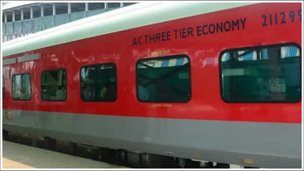 Train Ticket Upgradation: స్లీపర్ టిక్కెట్ని కొనుగోలు చేసి ఏసీ కోచ్లో ప్రయాణించవచ్చు.. బుకింగ్ చేసేటప్పుడు ఈ ఒక్క పని చేయండి