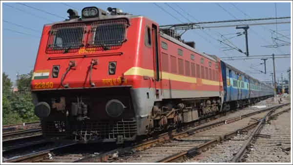 Train: నిద్రలో స్టేషన్ మాస్టర్.. రైలు సిగ్నల్ కోసం అరగంట పాటు మోతమోగిన హరన్.. తర్వాత ఏం జరిగిందంటే..
