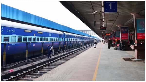 Railway Insurance: రైల్వే ప్రయాణికులకు అలెర్ట్.. కేవలం 45 పైసలకే రూ.10 లక్షల ఇన్సూరెన్స్