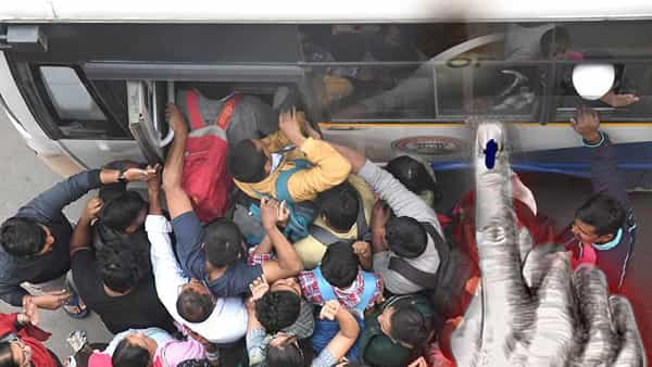 Hyderabad: ఎన్నికల వేళ సొంతూర్లకు తరలివెళ్తున్న ప్రజలు.. కిక్కిరిసిన బస్టాండ్, రైల్వే స్టేషన్లు
