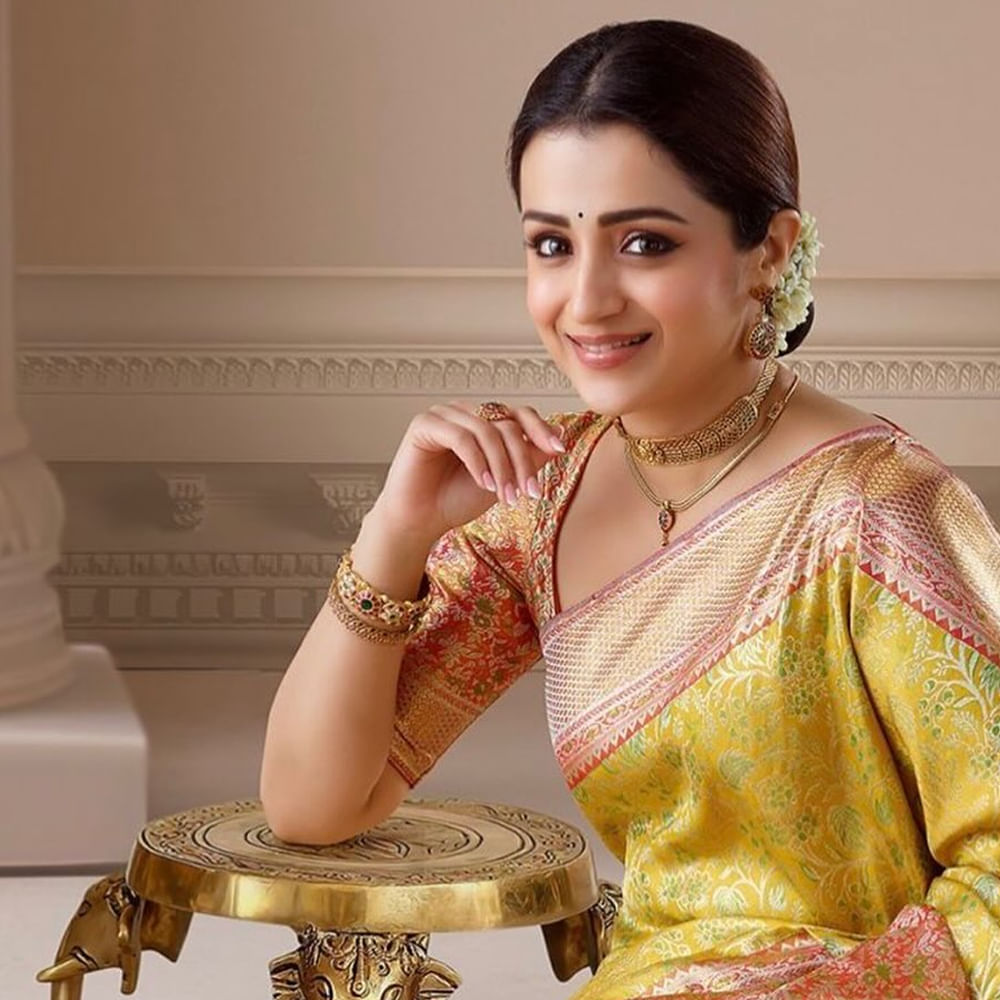 దానికి అంత తర్జనభర్జన ఎందుకు.. ఒక్కసారి త్రిష వైపు చూడండి. సక్సెస్‌కి సిసలైన అడ్రస్‌ అంటున్నారు క్రిటిక్స్. అందరూ అంటున్నారనేమో, నయన్‌ కూడా త్రిషను ఫాలో అయిపోతున్నారు.