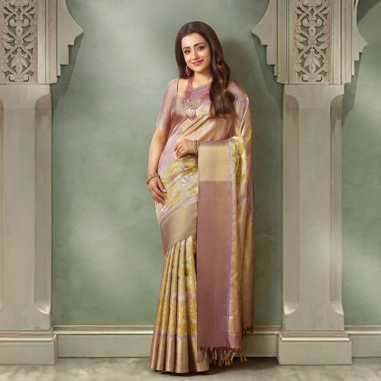 మలయాళంలో మోహన్‌లాల్ రామ్‌, టొవినో థామస్ ఐడెంటిటీ సినిమాల షూటింగ్‌ కూడా ప్యారలల్‌గా జరుగుతోంది. తాజాగా చిరంజీవి హీరోగా తెరకెక్కుతున్న విశ్వంభర టీమ్‌తోనూ జాయిన్‌ అయ్యారు.