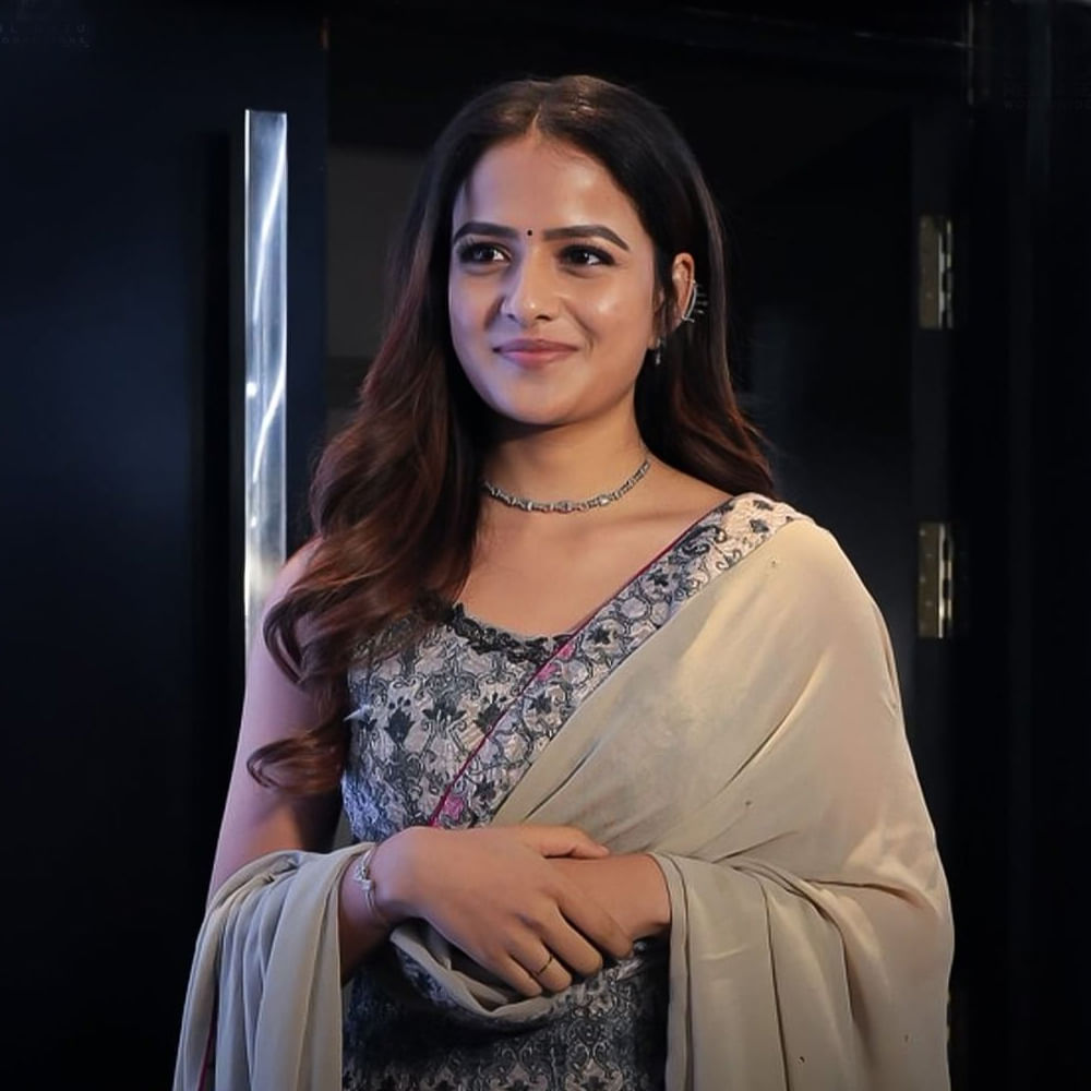 అందం, అభినయంతో మెప్పిస్తోంది. బేబీతో ఓవర్ నైట్ స్టార్ అయిపోయారు వైష్ణవి. దానికి ముందు యూ ట్యూబ్‌లో షార్ట్ ఫిల్మ్స్ చేసిన ఈ బ్యూటీ జాతకాన్ని బేబీ మార్చేసింది.