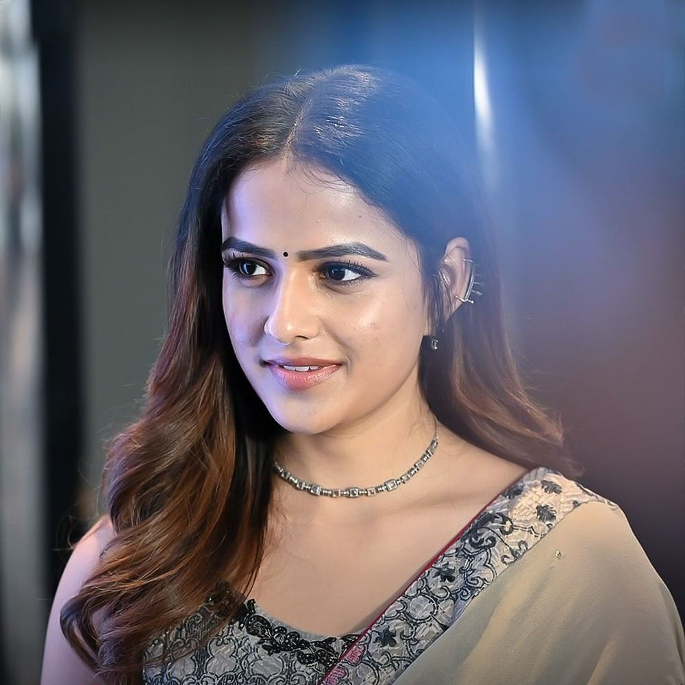 ఈ సినిమాని శిరీష్ సమర్పణలో దిల్ రాజు ప్రొడక్షన్స్ బ్యానర్ మీద హర్షిత్ రెడ్డి, హన్షిత, నాగ మల్లిడి నిర్మించారు. ఆనంద్ దేవరకొండతో ఓ సినిమా చేస్తున్నారు వైష్ణవి చైతన్య.