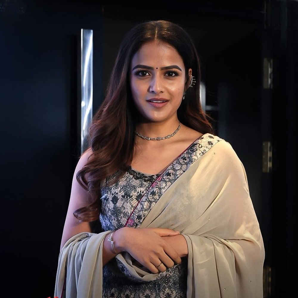 మరి ఈ సిస్టర్ కారెక్టర్‌ వైష్ణవి కెరీర్‌ను ఎటువైపు తీసుకెళ్తుందో చూడాలి. కొన్ని సినిమాలో హీరోయిన్‌గా నటిస్తున్న ఈ ముద్దుగుమ్మ , కొన్ని సినిమాల్లో సిస్టర్ క్యారెక్టర్స్ మాత్రమే చేస్తుంది.