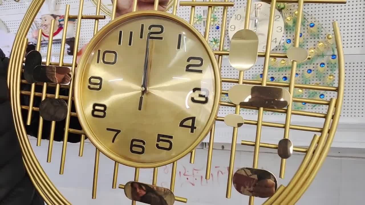 వాస్తు అనేది ఇంటికే కాకుండా.. ఇంట్లో ఉండే వస్తువులకు కూడా ఉంటుంది. వస్తువులను పెట్టే దిక్కుల బట్టి ఇంటికి నష్టం, లాభం అనేవి చేకూరుతాయి. వాస్తు ప్రకారం ఇప్పటికే ఎన్నో రకాల వస్తువులను ఎక్కడ ఉంచితే ఇంటికి మంచిదో తెలుసుకున్నాం.