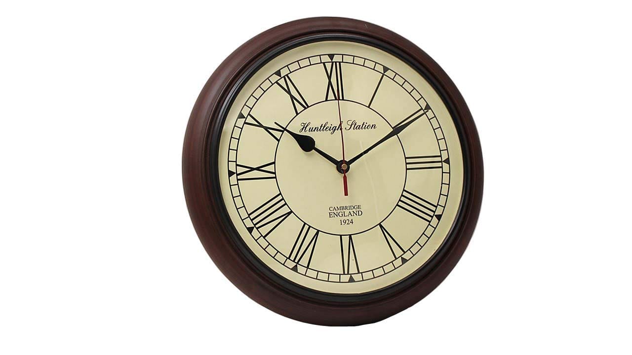 అలాగే గడియారాన్ని తూర్పు దిశలో ఉంచడం వల్ల అనేక ప్రయోజనాలు ఉన్నాయి. ముఖ్యంగా ఇంట్లోని కుటుంబ సభ్యుల ఆరోగ్యం మెరుగు పడుతుంది. ఎందుకంటే సూర్యడు ఈ దిక్కులోనే ఉదయిస్తాడు. బెడ్రూమ్లో గడియారం ఉంచడం వల్ల దంపతుల మధ్య తగాదాలు వస్తాయి.