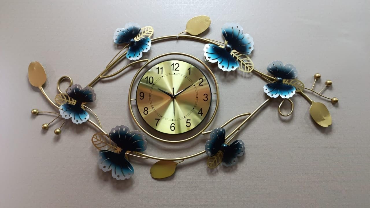 గడియారాన్ని ఉత్తర దిశలో ఉంచడం వల్ల ఇంట్లో సంపద అనేది పెరుగుతుందట. ఎందుకంటే ఉత్తర దిశకు కుబేరుడు, వినాయకుడు అధిపతి అని పురాణాల్లో ఉంది. అదే విధంగా ఇంటి గడియారాన్ని ప్రవేశ ద్వారంపై పెడితే.. చాలా సమస్యలని తెచ్చి పెడుతుందట.