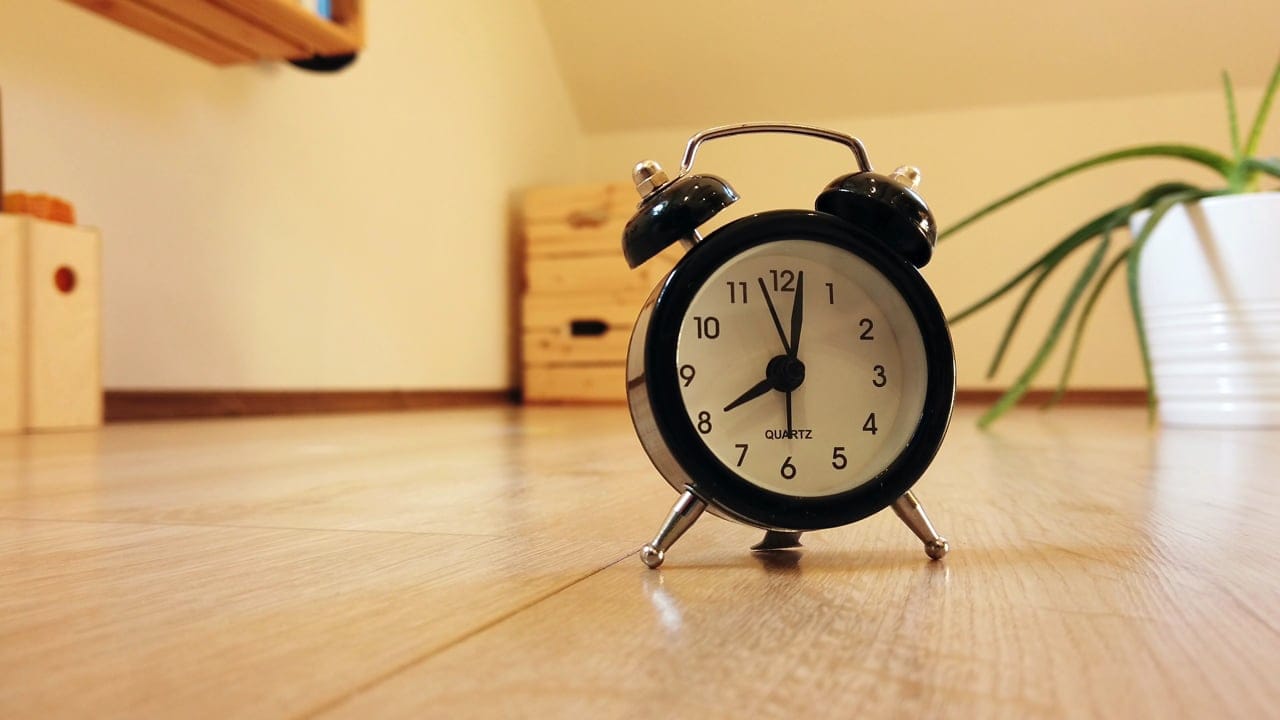 అదే విధంగా గడియారాన్ని దక్షిణ దిక్కులో ఉంచడం వల్ల కూడా ఇంట్లో చాలా సమస్యలు ఎదురవుతాయట. ఎందుకంటే దక్షిణ దిశకు యముడు అధిపతి. కాబట్టి ఈ దిశలో గడియారాన్ని పెడితే అన్నీ సమస్యలే ఎదురవుతాయట. అందుకే ఈ దిశలో గడియారాన్ని ఉంచకండి.