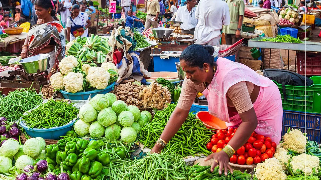 Vegetable Prices: కూరగాయల మార్కెట్‌కి వెళ్తే షాకే.. వామ్మో ఏంటీ ధరలు